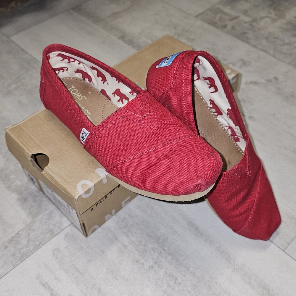 Tom's Classic Red Women's Size 5.5